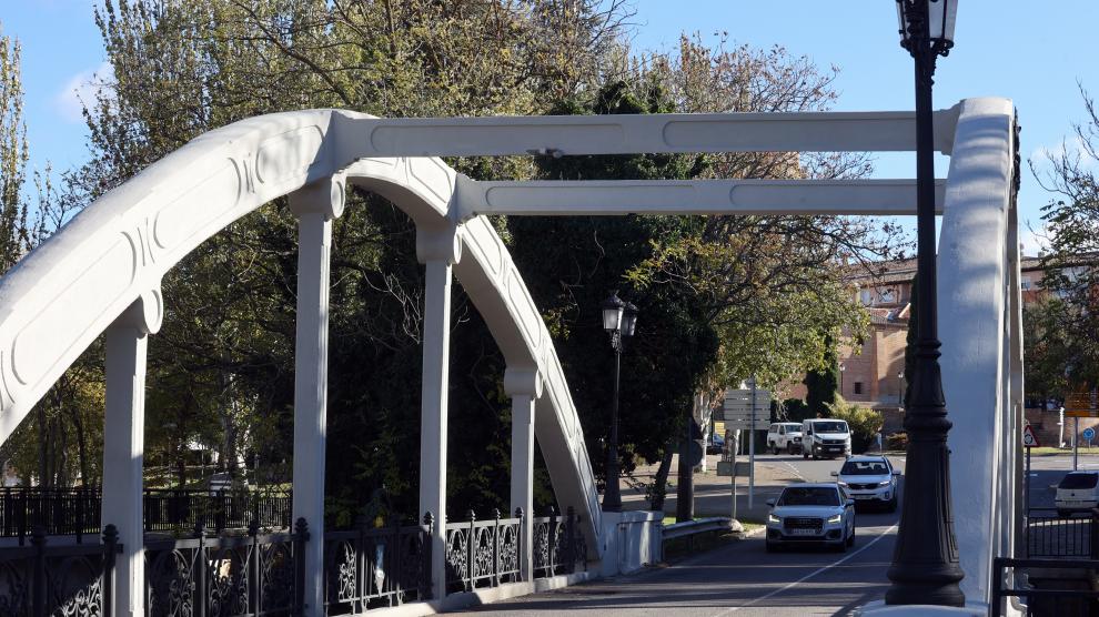 Dos de las vigas del puente han sufrido daños al paso de un vehículo.