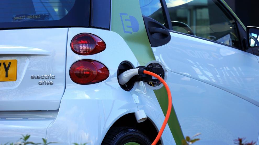 Vehículo eléctrico en un puesto de recarga.