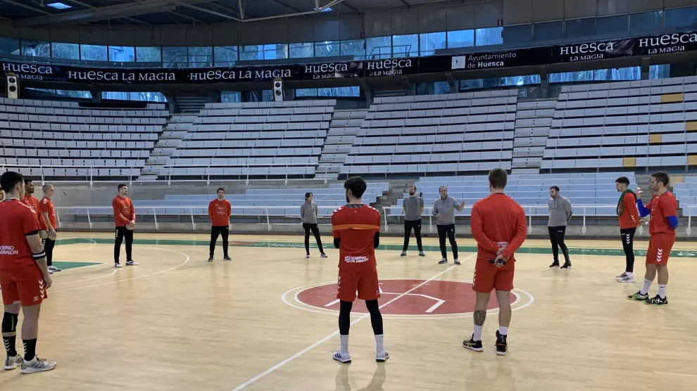 Charla previa de José Nolasco a sus jugadores antes del primer entrenamiento del año.