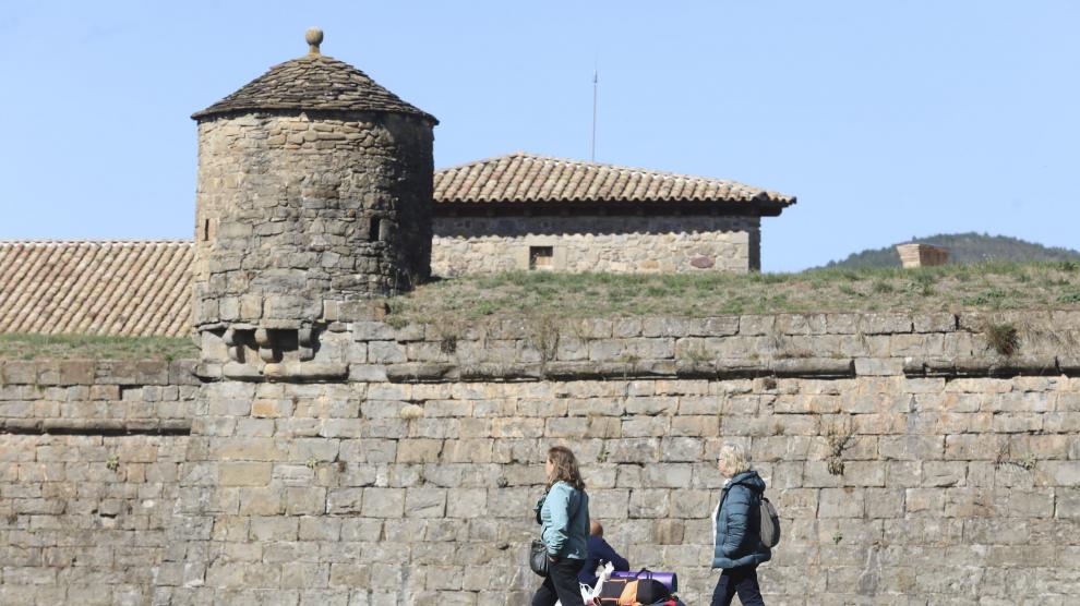 Turistas junto a la Ciudadela de Jaca.