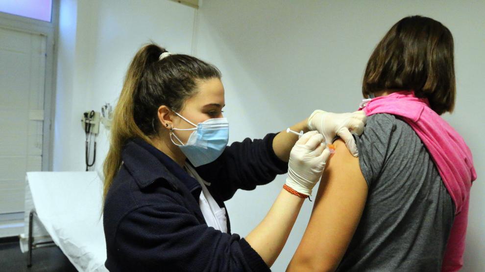 Foto de archivo de vacunación contra la covid en el Centro de Salud Pirineos de Huesca.
