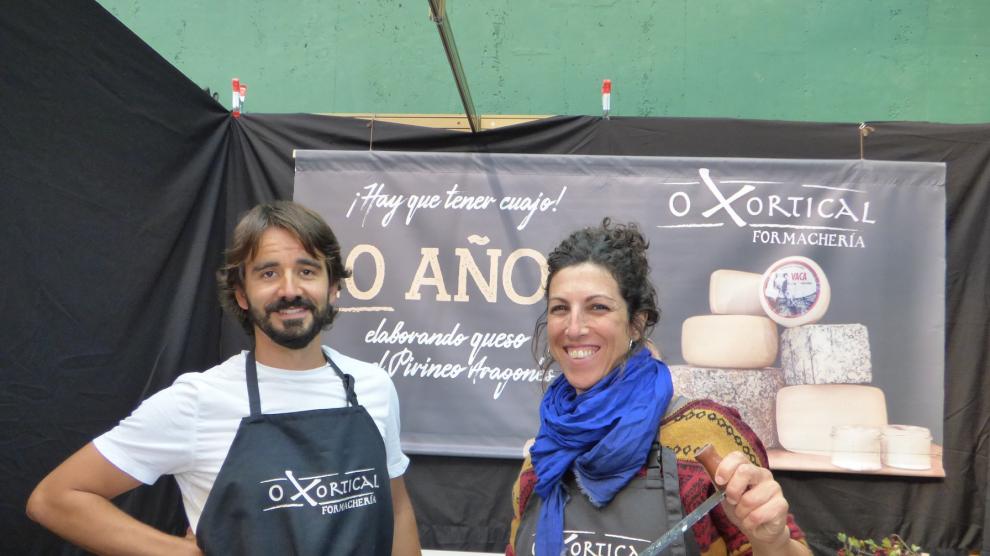 Arriel y Macarena en el estand de una de las ultimas ediciones de la feria de otoño de Biescas.