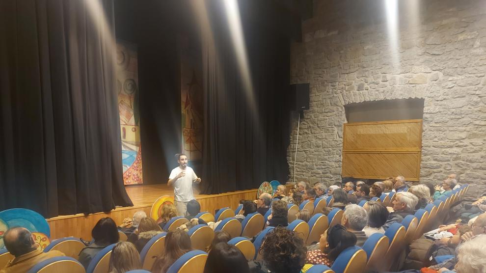 El cartómago Mariano Lavida abrió la inauguración de la X Muestra de teatro Amateur Villa de Biescas.