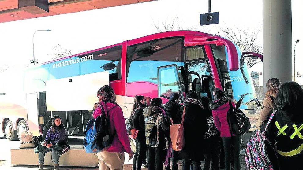 Viajeros a punto de coger un autobús, ayer en la Estación Intermodal de Huesca.