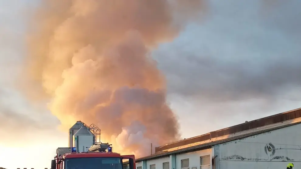 El incendio de la granja provocó una columna de humo.