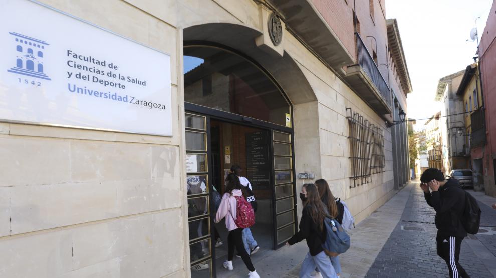 Alumnos entrando en la Facultad de Ciencias de la Salud y del Deporte de Huesca.
