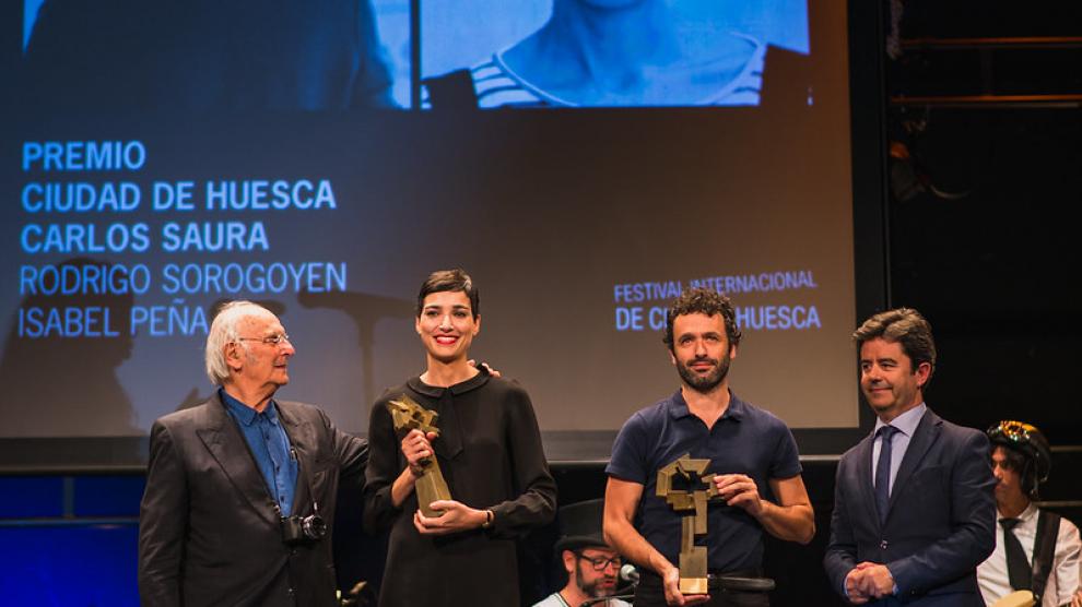 Carlos Saura junto al alcalde de Huesca, Luis Felipe en una fotografía de archivo del Festival Internacional de Cine de Huesca.