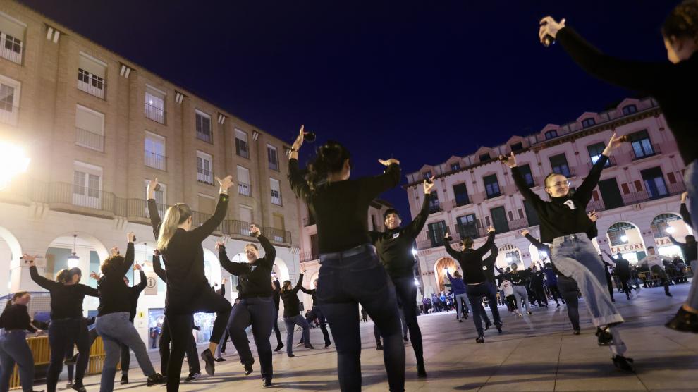 Un momento de la ‘flashmob’ en la plaza Luis López Allué.