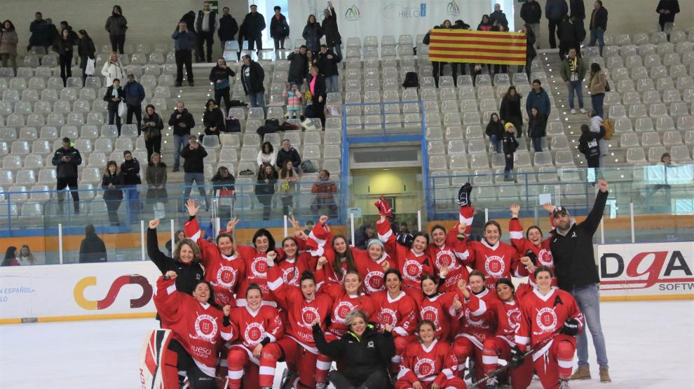El equipo femenino del CH Jaca celebra su pase a la final de liga.