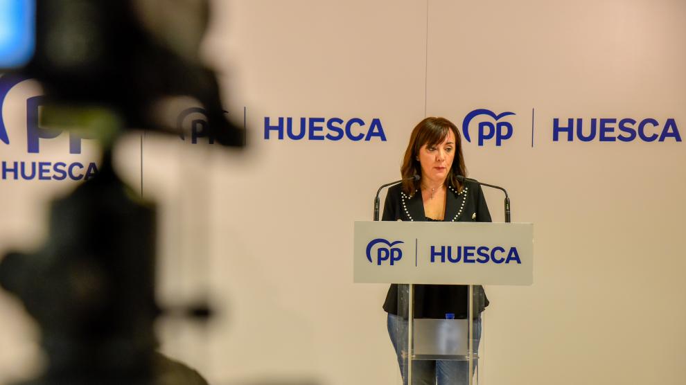 La portavoz del grupo municipal del PP en Huesca, Gemma Allué, durante la rueda de prensa.