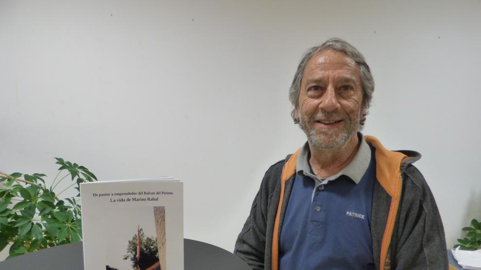 Agustín Montero, vecino de Aineto, presenta el libro sobre la vida de Marino Rabal, de Buesa.