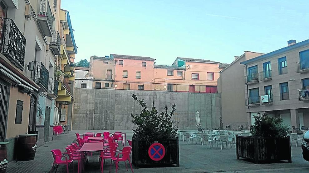 Estado que presenta la plaza de España de Almudévar, renovada tras las obras.