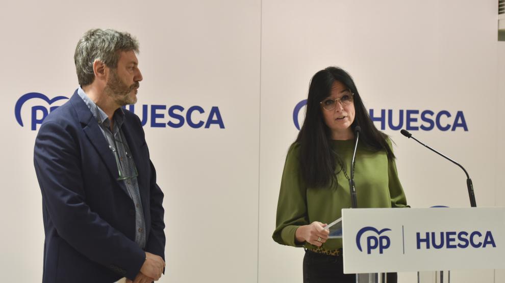 Lorena Orduna junto a Gerardo Oliván, ayer en rueda de prensa.
