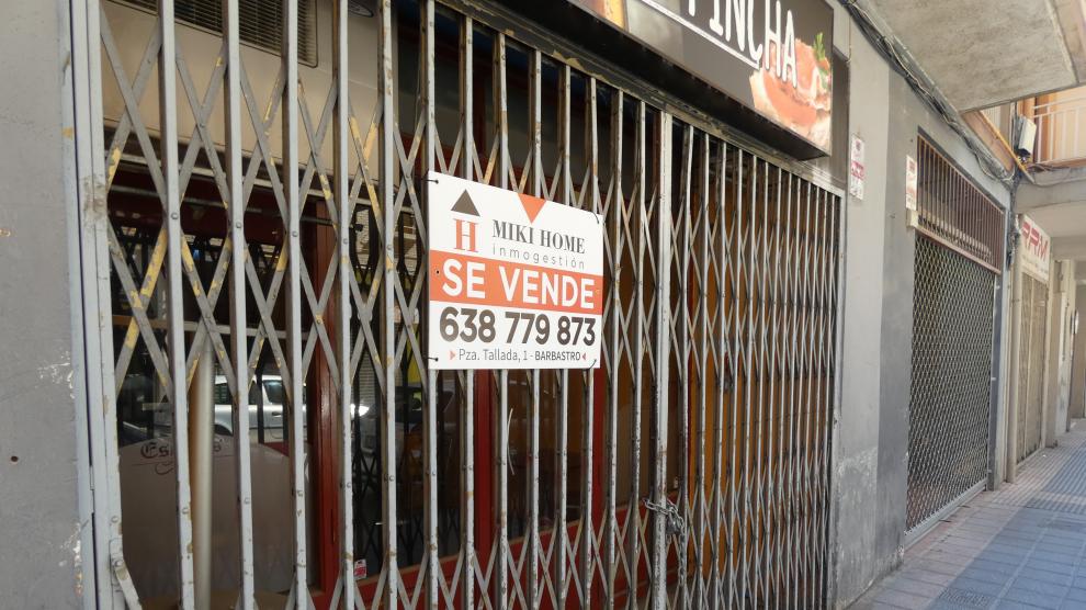 Cartel de “Se vende” en uno de los comercios situados en las calles céntricas de Barbastro.