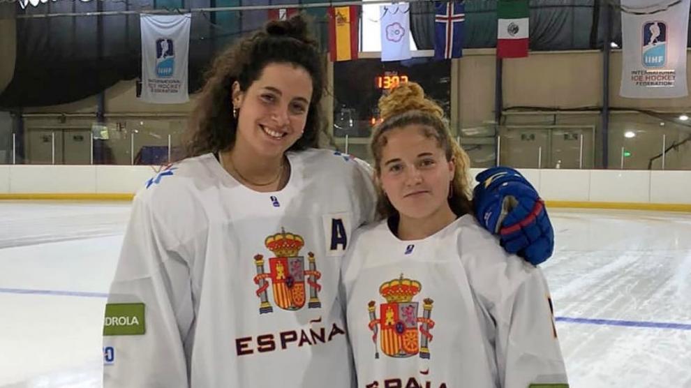 Las jaquesas Paula Moreno y Nerea Giménez, con la equipación de la selección española, en la pista de hielo de México D. F.