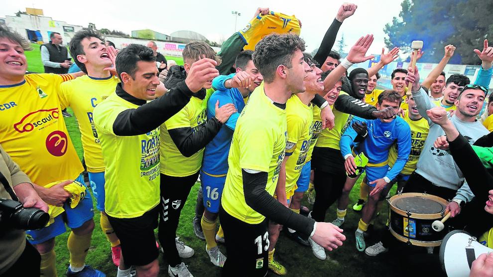 Alegría desmedida en San Blas después de que el CD Robres se proclamase campeón de Tercera División aragonesa.