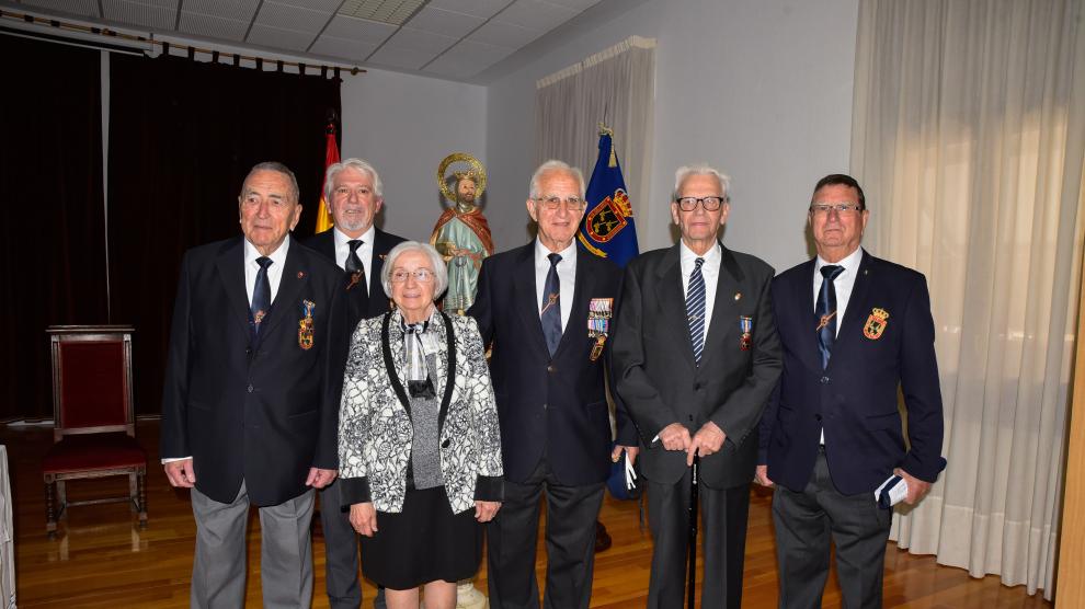 Representantes de la Real Hermandad de Veteranos con los distinguidos este jueves.