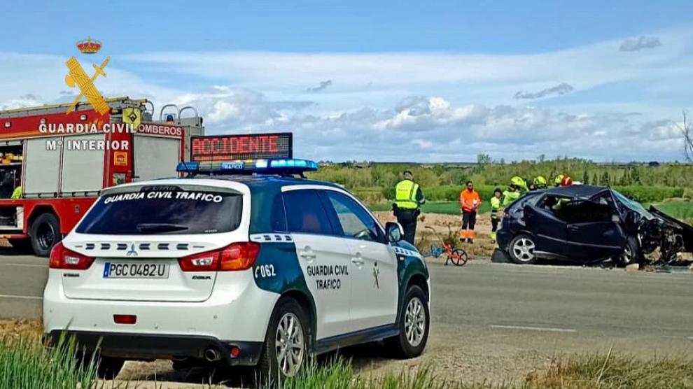 Efectivos de la Guardi la Civil en el lugar en el que se produjo el accidente.