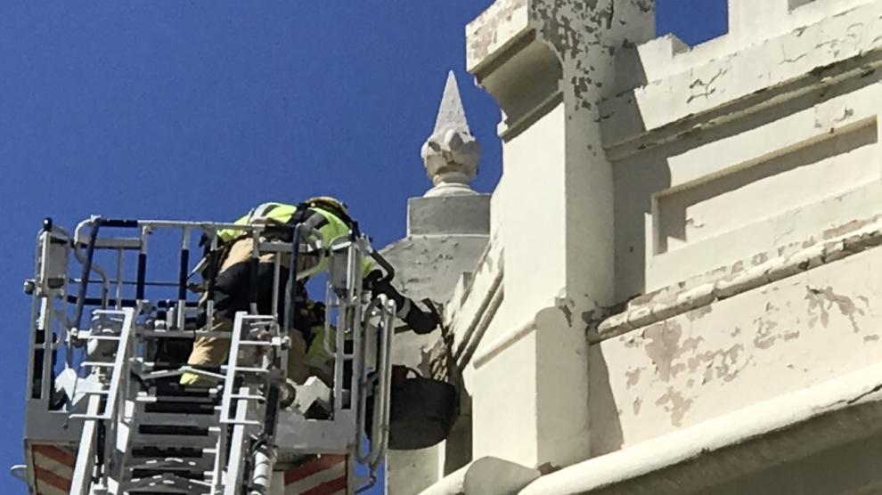 Los bomberos del Ayuntamiento de Huesca han retirado algunos fragmentos sueltos para evitar daños mayores.