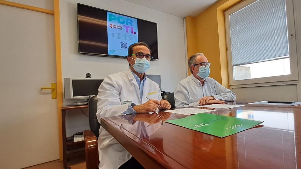 El gerente del sector sanitario de Huesca, Miguel Zazo, y el presidente de la Asociación Española Contra el Cáncer en Huesca, José Manuel Ramón y Cajal, durante la rueda de prensa.