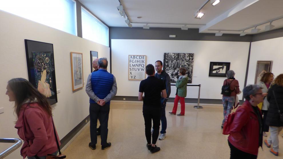 Visitas a la exposición en la Sala Municipal de Arte de Sabiñánigo, en la tarde de ayer.