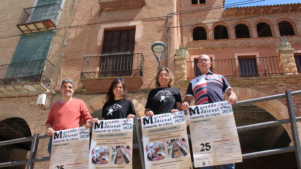 Organizadores muestran el cartel del 25 Mercado Medieval de Tamarite de Litera.