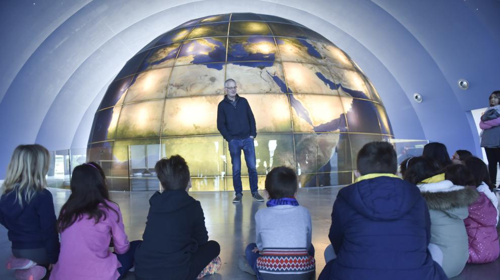 Foto de una visita al Planetario en Semana Santa.