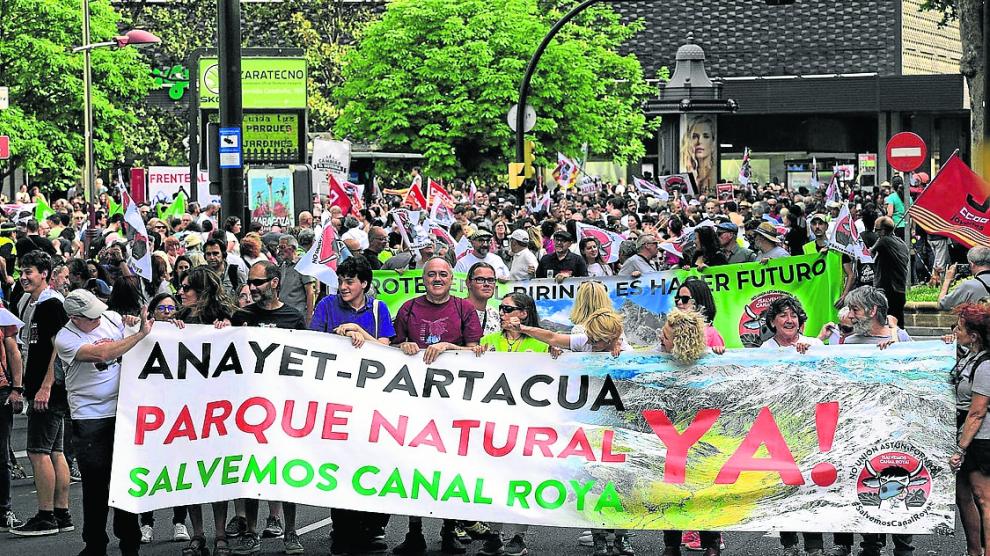 Manifestantes ayer congregados en las calles del centro de Zaragoza.