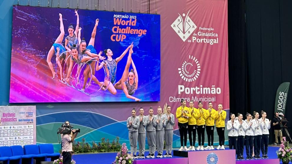 El equipo español, en el segundo escalón del podio