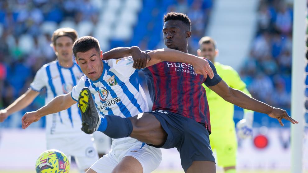 Abou Kanté trata de arrebatarle el balón a un futbolista del Leganés.