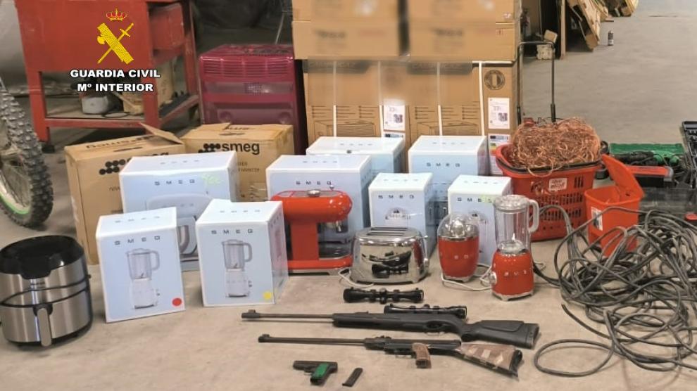Imagen de algunos de los objetos recuperados por la Guardia Civil.