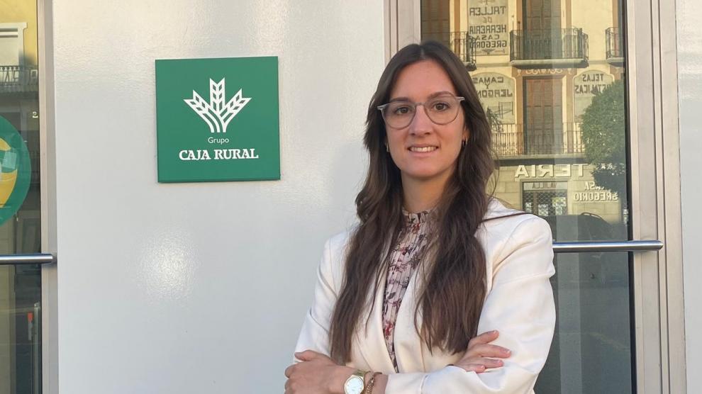 Laura Sanz, responsable de negocio agrario en la oficina de Graus de Caja Rural de Aragón.