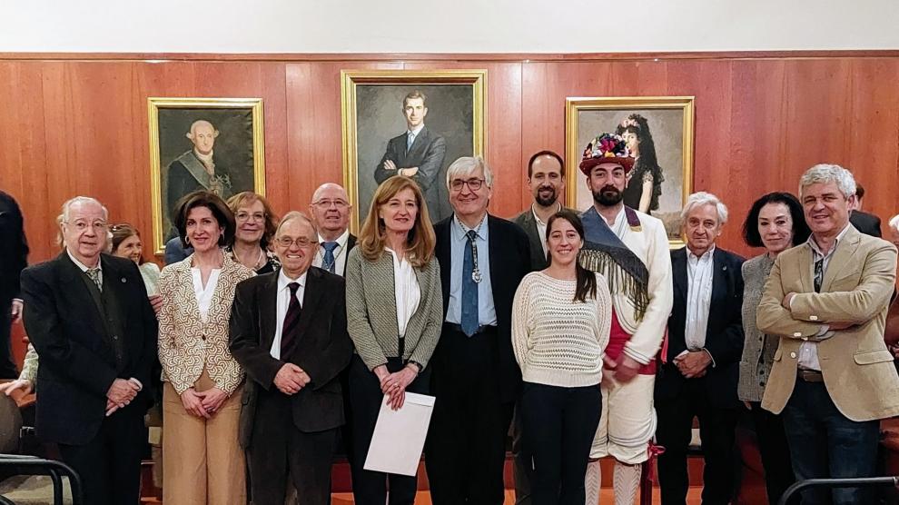 Buesa, en el centro, junto a los componentes del grupo Alto Aragón y los familiares de Lorenzo Echeto.