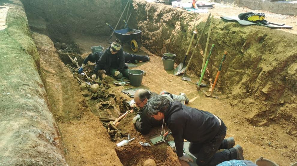 Labores de exhumación que se están acometiendo en el cementerio de Jaca.