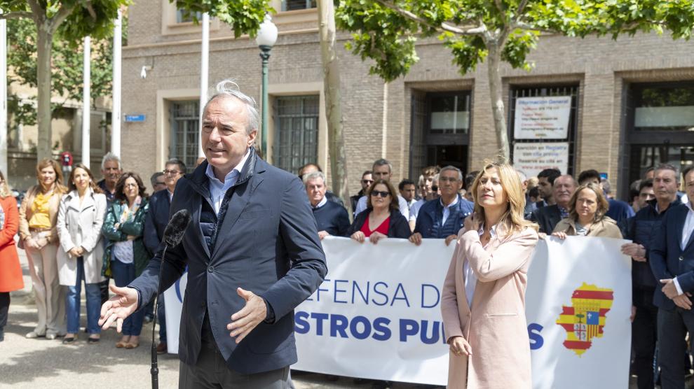 El candidato del PP a la presidencia del Gobierno de Aragón, Jorge Azcón, este jueves ante el Edificio Pignatelli.