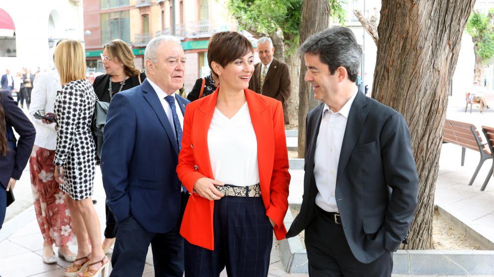Miguel Gracia, Isabel Rodríguez y Luis Felipe durante el paseo ciudadano de este viernes.