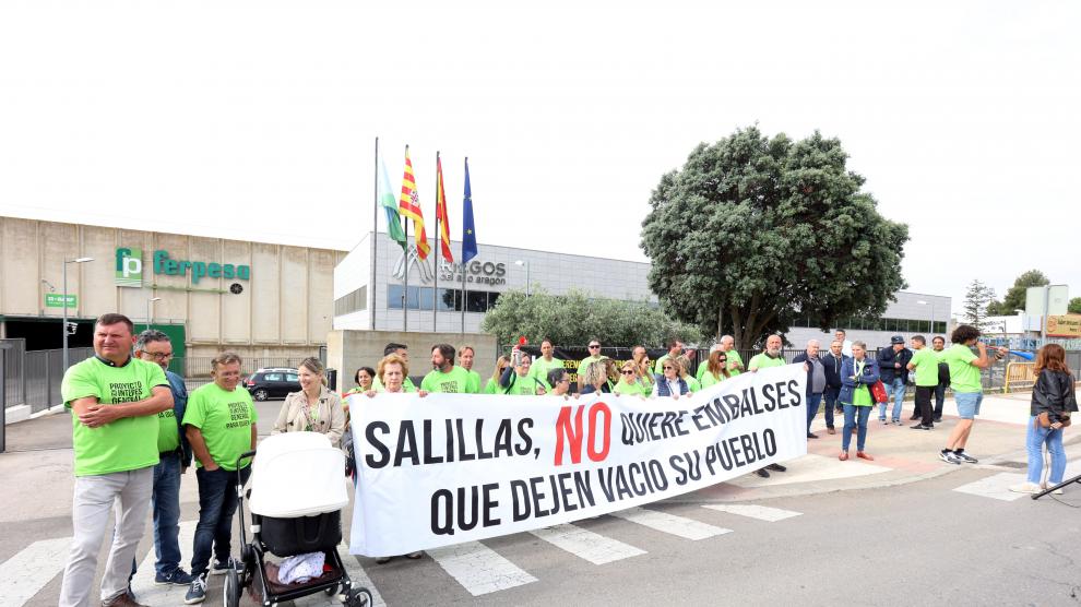 Los vecinos de Salillas han mostrado este lunes su rechazo al proyecto ante la sede de la Comunidad de Riegos del Alto Aragón.