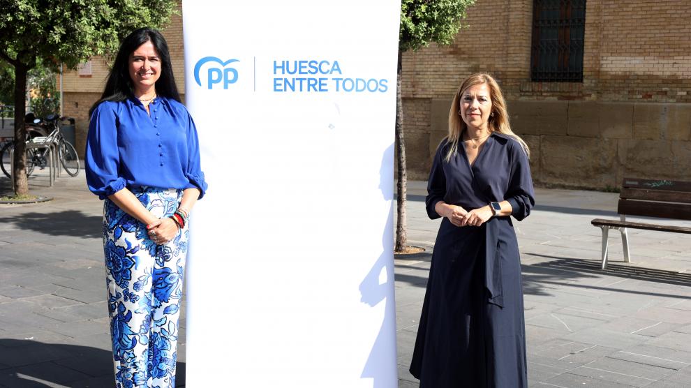 Lorena Orduna y Ana Alós, este martes en la plaza Universidad de Huesca.