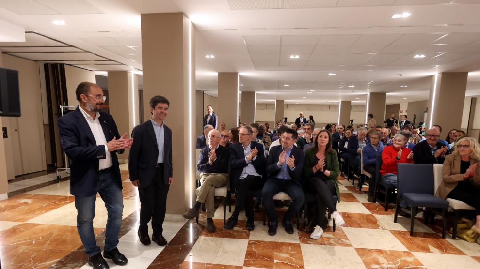 Javier Lambán y Luis Felipe, a la entrada de la reunión del PSOE con entidades sociales.