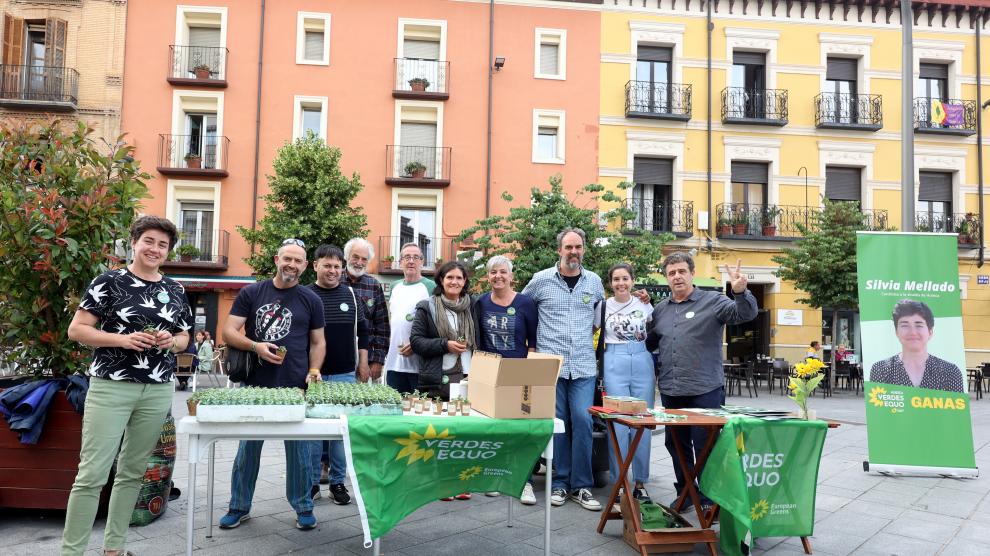 Reparto de planteros de albahaca por Verdes Equo en la plaza de Santo Domingo de Huesca.