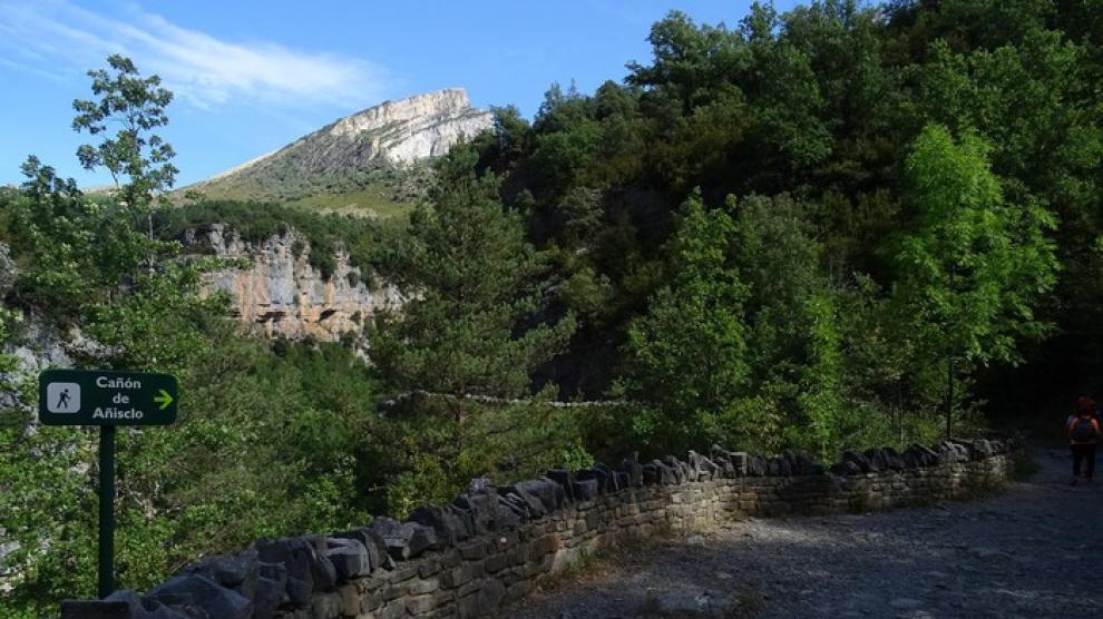 La ruta a la ermita de San Urbez desde el parking de La Tella es una de las más populares.