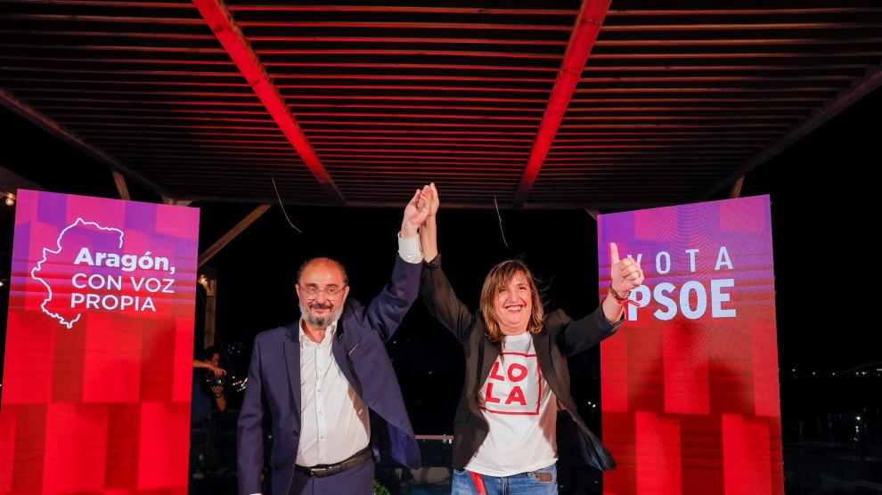 Javier Lambán y Lola Ranera, en el acto de fin de campaña del PSOE en Aragón.