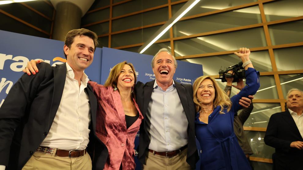 Natalia Chueca -segunda por la izquierda-, Jorge Azcón y Ana Alós celebran la victoria ‘popular’.