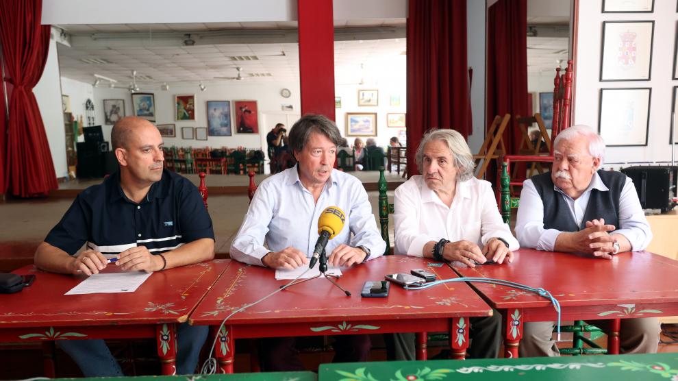 Javier Belenguer, Antonio Turmo, Enrique Martínez y Juan Carrero, miembros de la junta de la Asociación Amigos del Castillo de Montearagón en la Casa de Andalucía