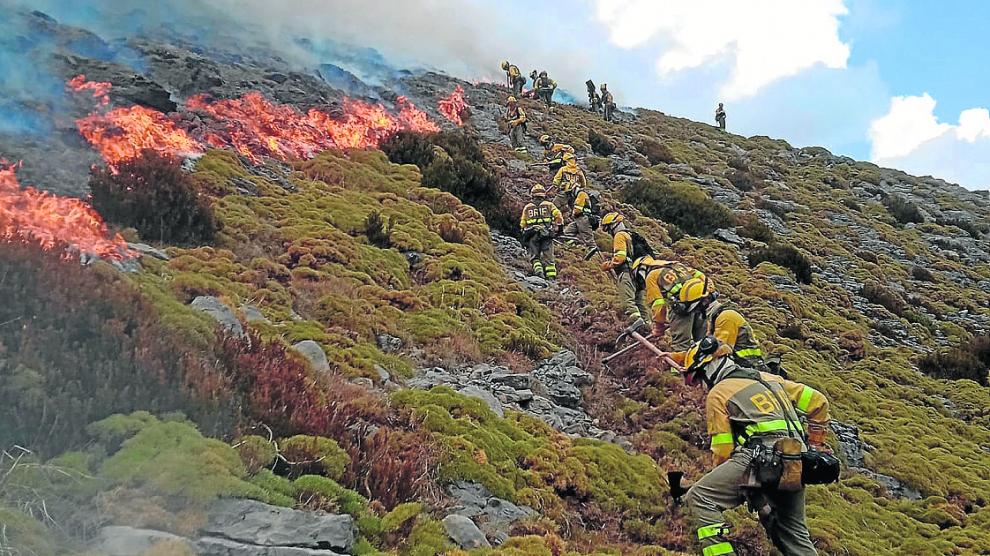 Un retén de bomberos trabaja en la extinción del incendio de Laspuña, en agosto del 2022.