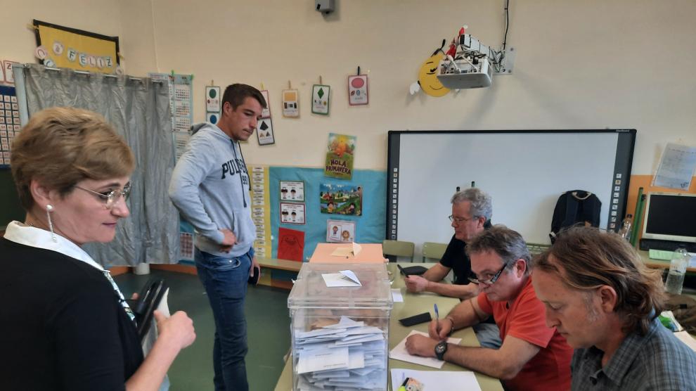 Votación en las elecciones municipales de Graus en un colegio de la localidad, el pasado domingo 28 de mayo.