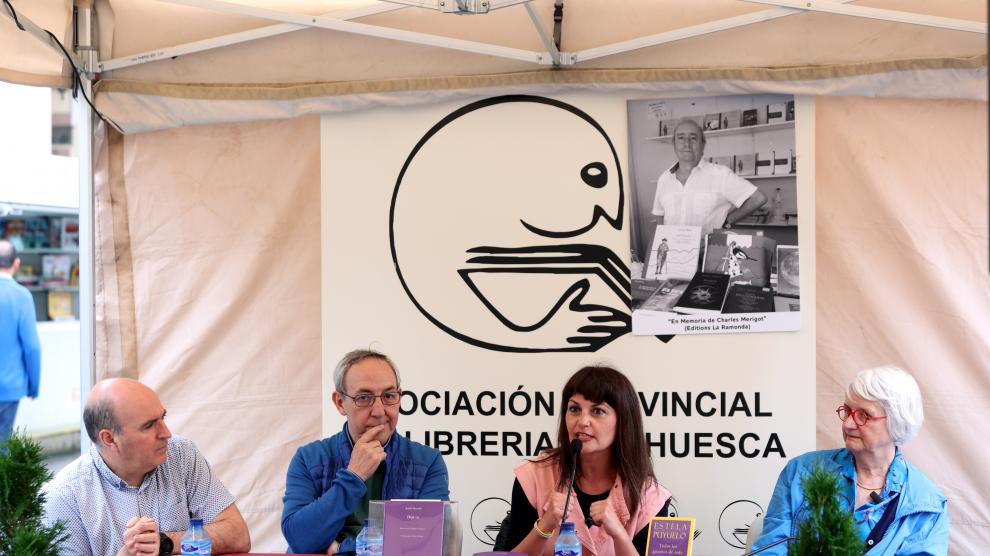 De izquierda a derecha Víctor Castillón, Chema Aniés, Estela Puyuelo y Nathalie de Courson, en la Feria del Libro