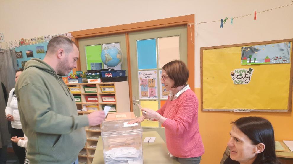 Votantes en uno de los colegios electorales de Ribagorza el pasado 28 de mayo.