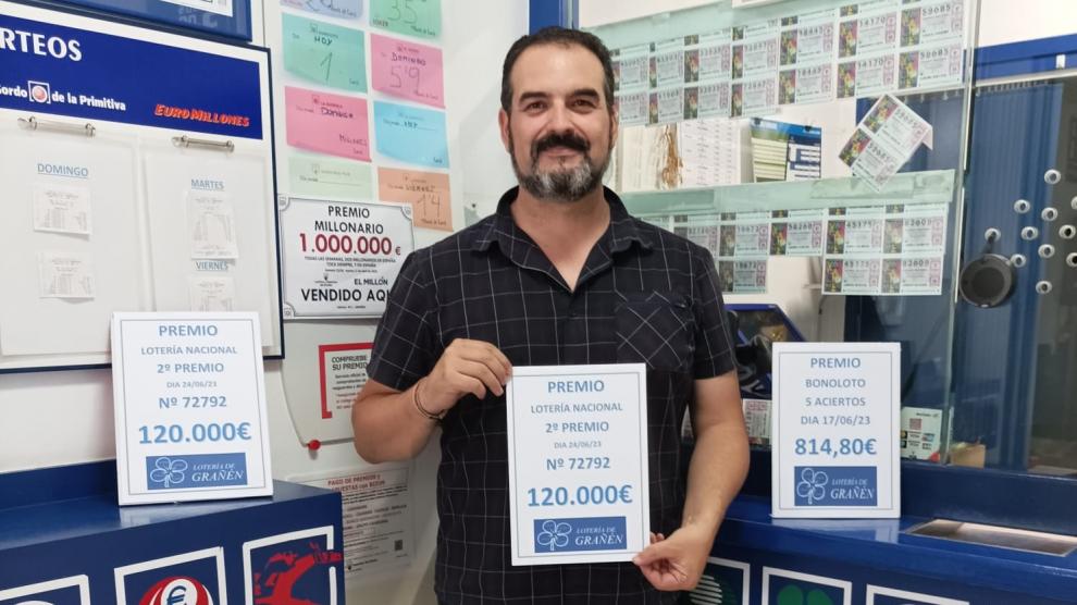 César Oriol sostiene orgulloso el premio que ha entregado en su administración de Grañén.