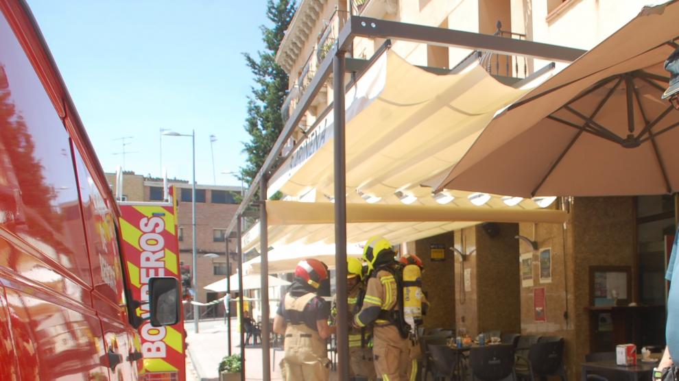 Efectivos de los bomberos en la fachada del establecimiento.